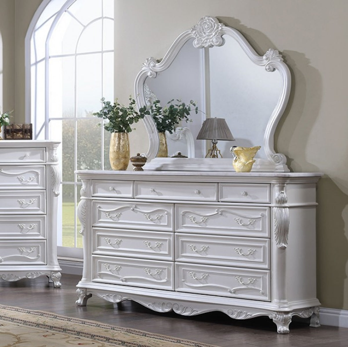 Ventresca Traditional Queen Bedroom Set in Pearl White